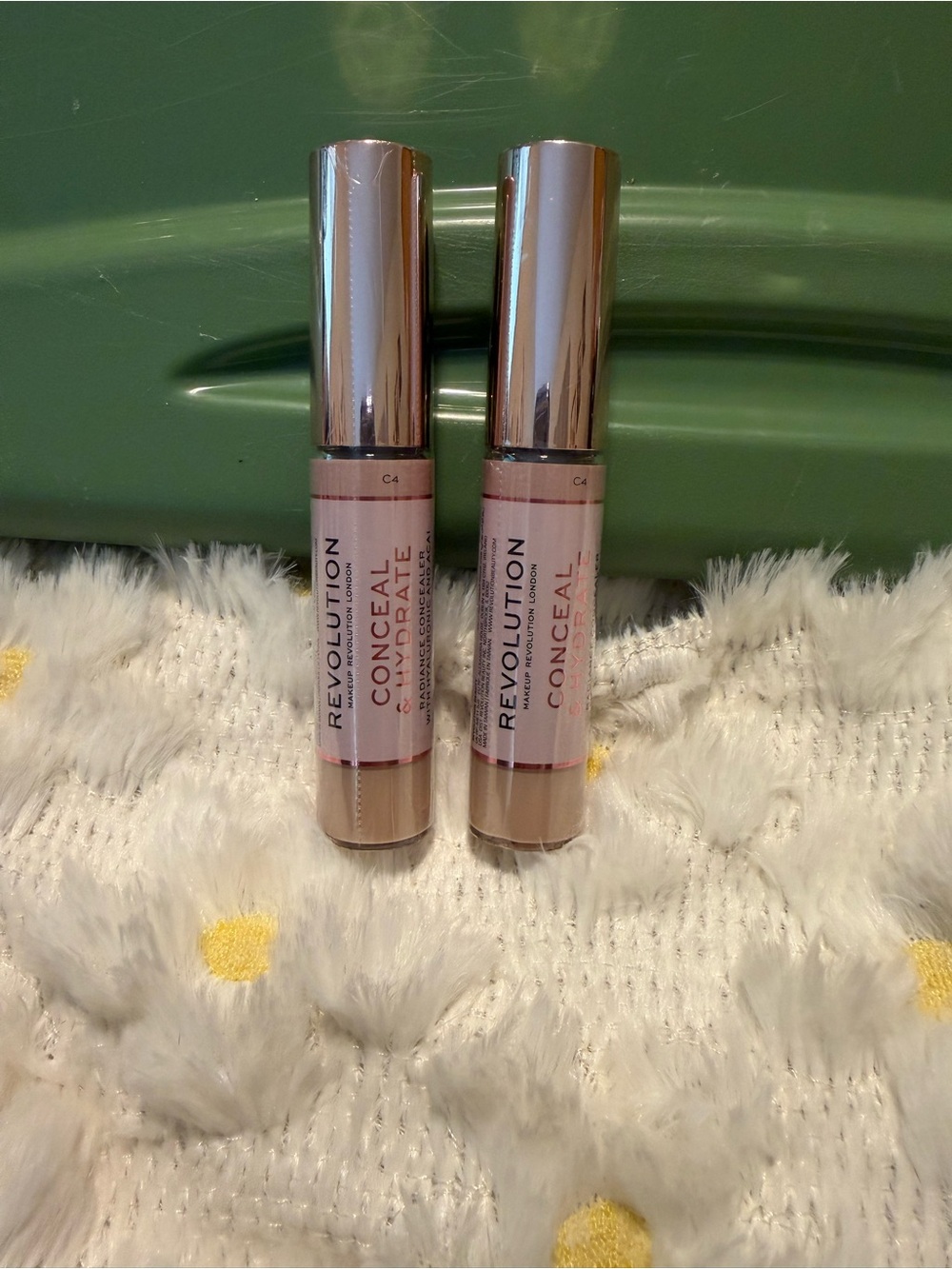 Revolution Conceal & Hydrate Concealer C4 - Natural Beige Duo